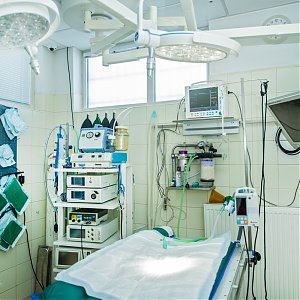 Kompletne vybavená chirurgická miestnosť