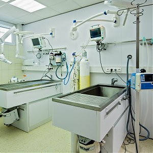 Predoperačná prípravná miestnosť s dentálnymi stolmi a vzduchovým vyhrievaním